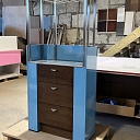 Shelf with metallic elements